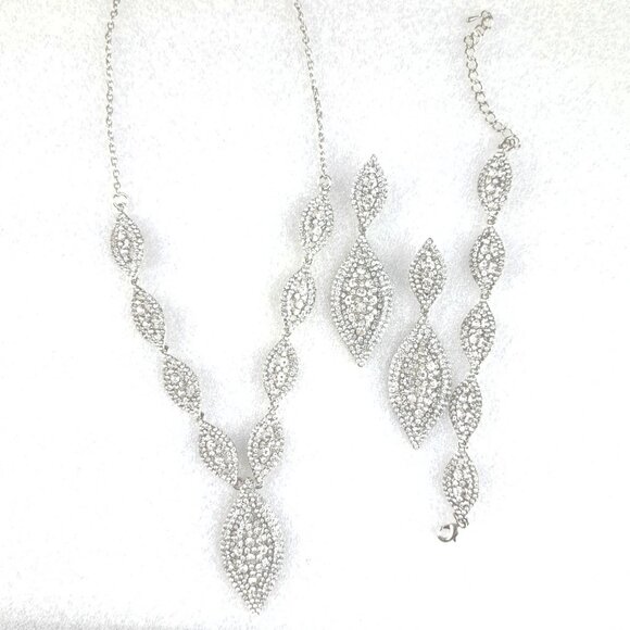Gorgeous Necklace, Earrings and Bracelet Set - Picture 2 of 4